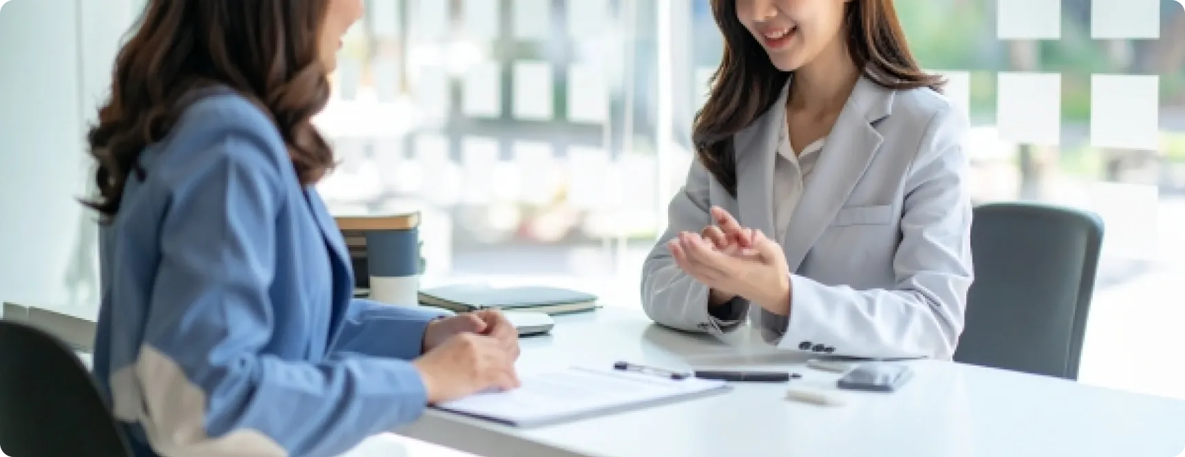 女性たちが打ち合わせをする様子